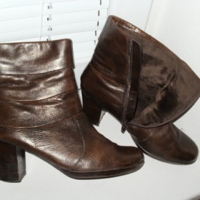 Hnědé kožené boty na podpadku Marc