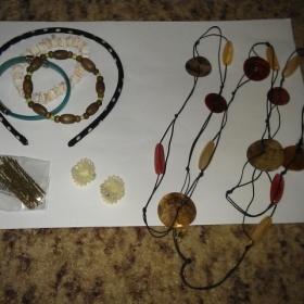 Sada: náramky, čelenka, skřipečky, náhrdelník Yves rocher, pinetky