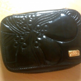 Černá lesklá peněženka od  Fcuk