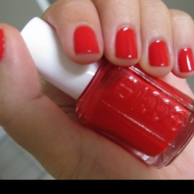 Červenooranžový lak na nehty