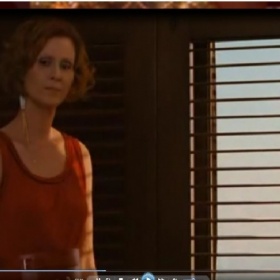 Výrazná naušnice pouze do jednoho ucha