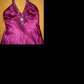 Jaké doplňky k růžovým šatům?