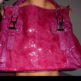 Lakovaná sytě růžová kabelka - foto č. 1