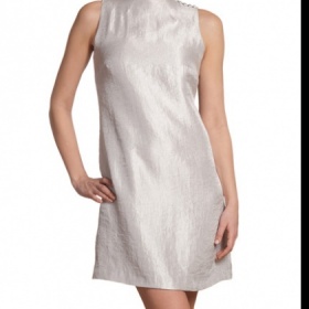 Doplňky k jednoduchým stříbrným šatům