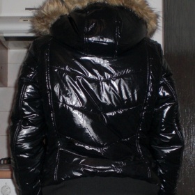 Černá lesklá bunda Gate