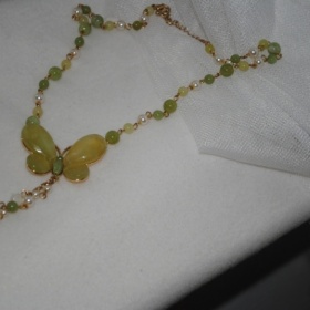 Zelený náhrdelník s tvarom motýľa - foto č. 1