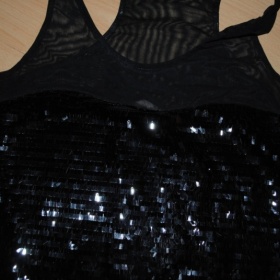 Čierne lesklé šaty Amisu