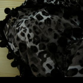 Leopardí šátek s bambulkami Terranova - foto č. 1