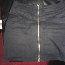 Černá sukně se zapínáním na zip HM - foto č. 1