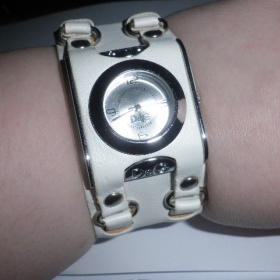 Černé a bílé hodinky s logem D&G