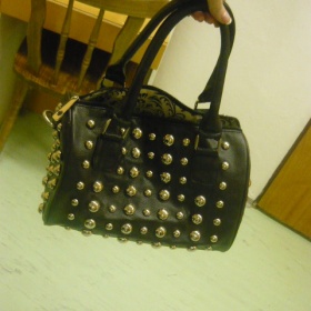 Černá koženková kabelka s cvoky