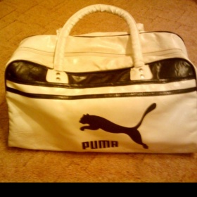 Obří kabelka od  Puma - bílé barvy s černým proužkem