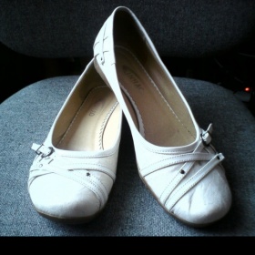 Dámské bílé balerínky s úzkými pásky na špičce