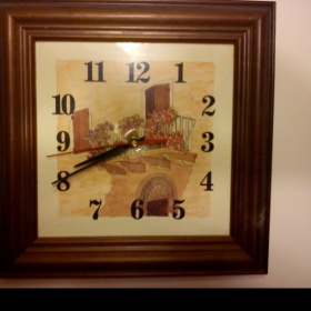 Nástěnné hranaté hodiny v hnědé barvě - foto č. 1