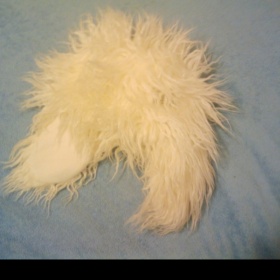 Chlupatá čepice bílé barvy s klapkami přes uši - foto č. 1