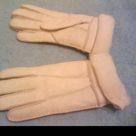 Kožené rukavice bílé barvy zateplené s kožíškem