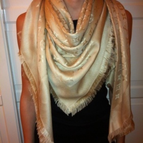 Šátek Louis Vuitton barva Dune (pískově zlatá) - foto č. 1