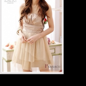 Béžové šaty pro blondýnku?