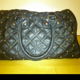 Černá kabelka s cvoky