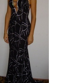 Plesové šaty s rozparkem mezi prsama