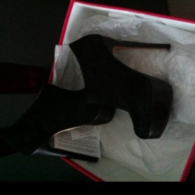 Černé kotníčkové boty na vysokém podpatku  Buffalo London z ušňové kůže