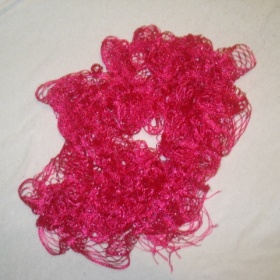 Šátek sytě růžový s nitkama