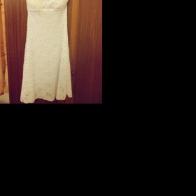 Barevné líčení k bílým plesovým šatům