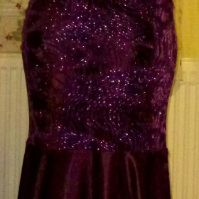 Dlouhé fialové plesové šaty
