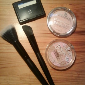 Sada kosmetiky - dva štětce ELF, tvářenka ELF, třpitivý a vícebarevný pudr Essence