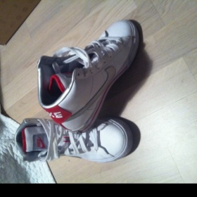 Kotníčkové tenisky bílé, Nike