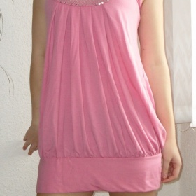 Šaty - delší tunika růžové barvy s flitry - foto č. 1