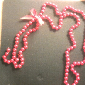 Červené korálky s mašlí