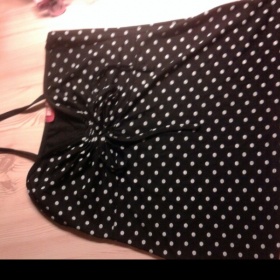 Černo - bílé puntíkované tílko za krk - foto č. 1