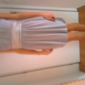 Šedé šaty se stříbrnou stuhou. Jaké doplňky?