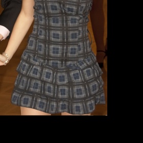 Řasené tmavě modré šaty s páskem