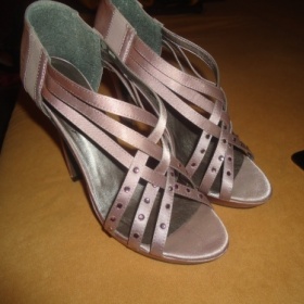 Světle růžové lodičky na vyšším podpatku