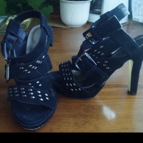 Černé páskové boty na podpatku Baťa