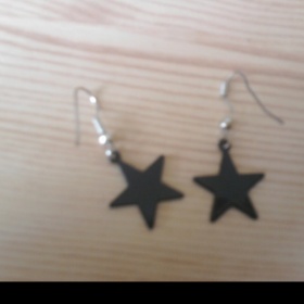 Černé hvězdičkové naušnice