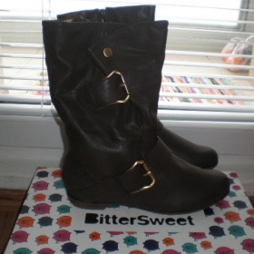 Tmavě hnědé nízké kozačky se zlatými přezkami Bittersweet