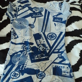 Šedé tričko dc s modrým potiskem