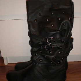 Černé kozačky  Bittersweet se stříbrnými cvočky