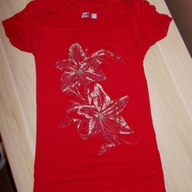 Červené tričko s motivem květin - foto č. 1