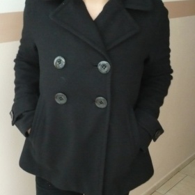 Černý dvouřadový kabátek Amisu