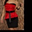 Černé krátší šaty na ples a červené lakované psaníčko - foto č. 3