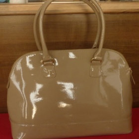 Béžová lesklá kabelka - sháním