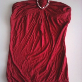 Červený top se zavazováním za krk