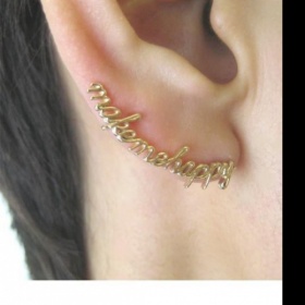 Naušnice s nápisem přes lalůček