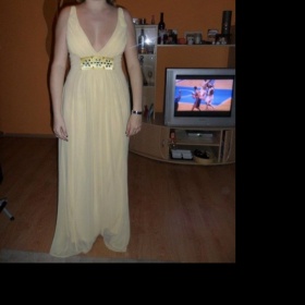 Světlé žluté šaty - jaká barva doplňků a bot je vhodná