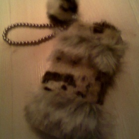 Chlupatý obal na telefon/minikabelka London