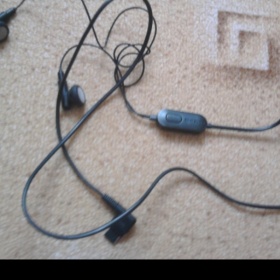 Černá sluchátka Samsung